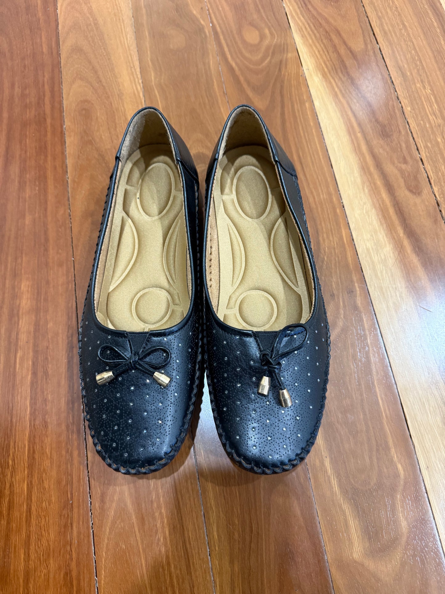 Ladies Closed Toe Leather Shoes