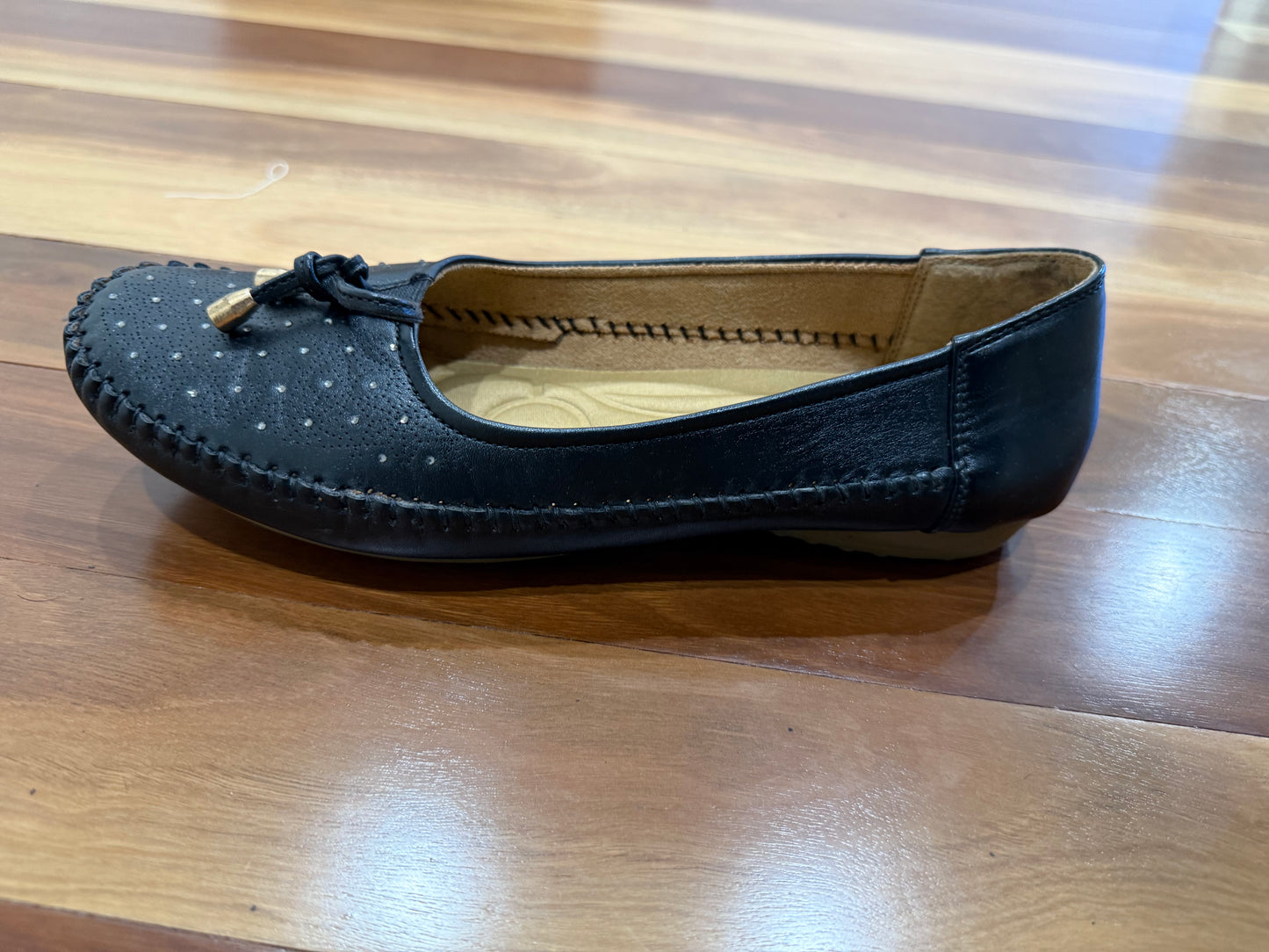 Ladies Closed Toe Leather Shoes