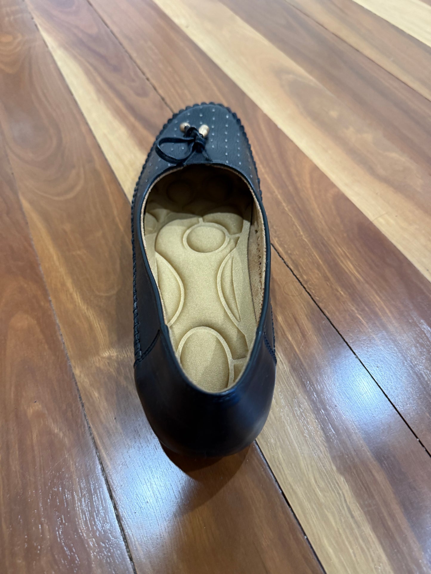 Ladies Closed Toe Leather Shoes