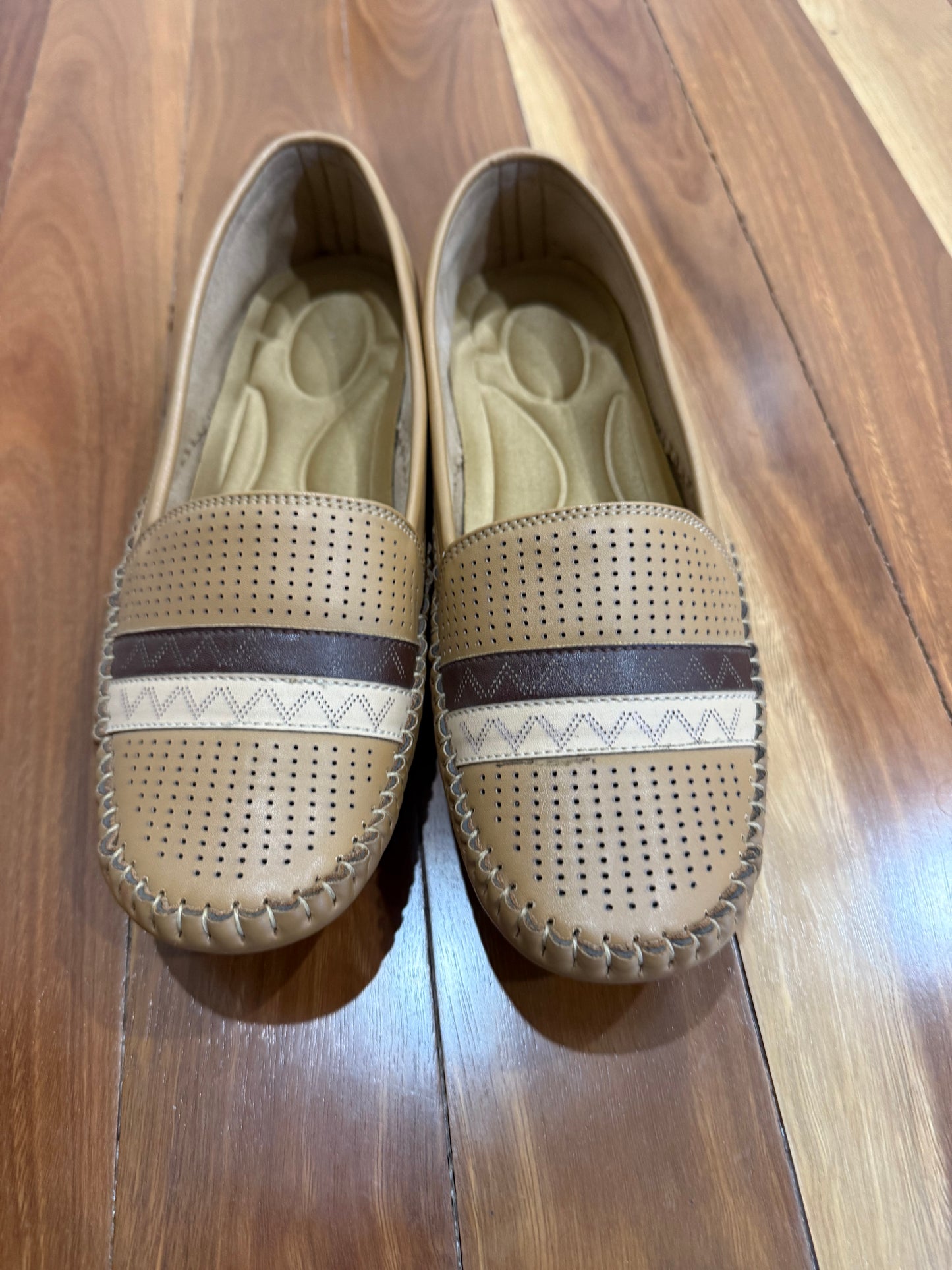 Ladies Closed Toe Leather Shoes