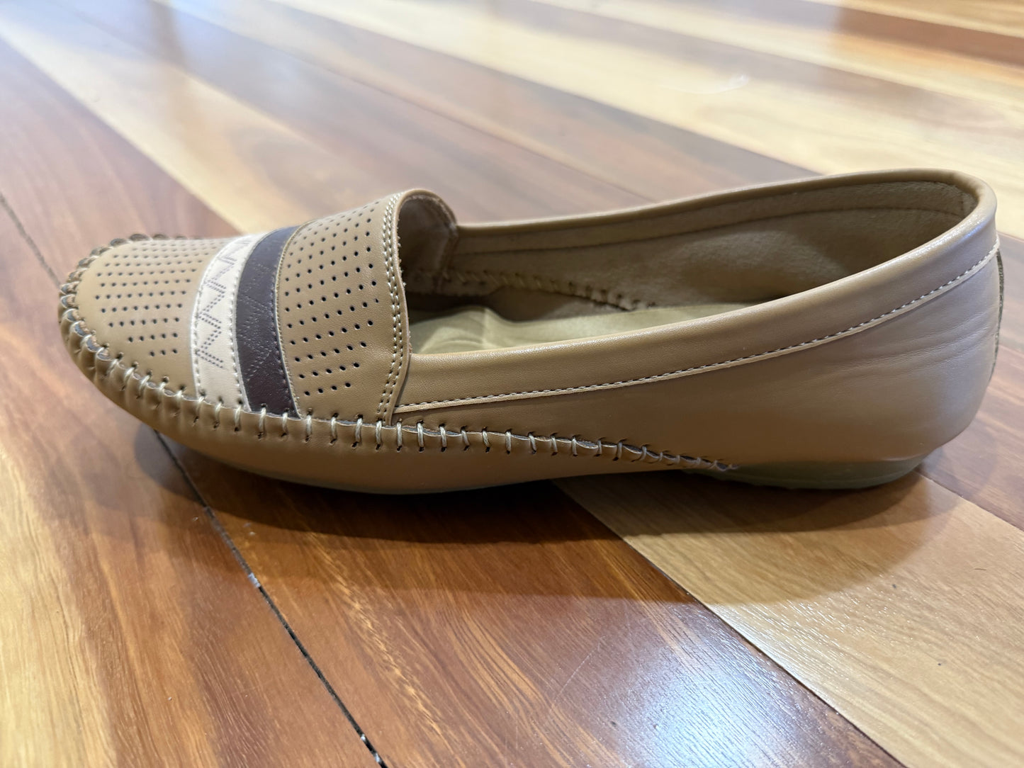 Ladies Closed Toe Leather Shoes